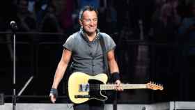 Bruce Springsteen en el escenario del Walker Kerr Theater de Nueva York.
