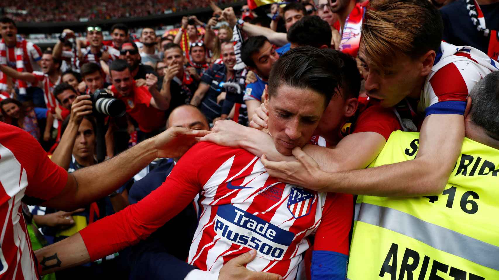 Fernando Torres celebra un gol con el Frente atlético