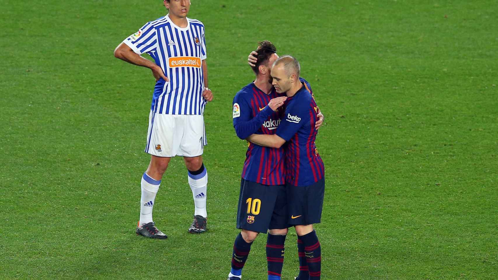 Iniesta le cede el brazalete de capitán a Messi.