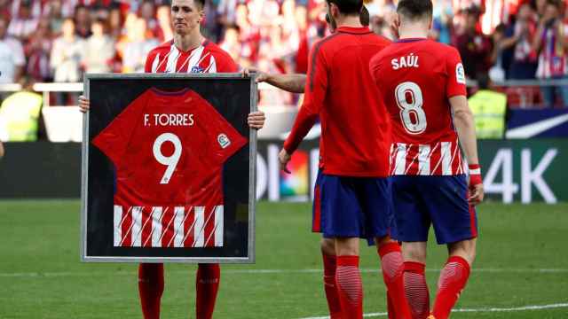 Fernando Torres posa con una camiseta homanaje del Atlético en su despedida.