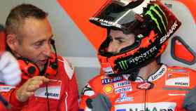 Christian Gabbarini, ingeniero de pista de Jorge Lorenzo, da instrucciones al piloto español durante el GP de Francia.