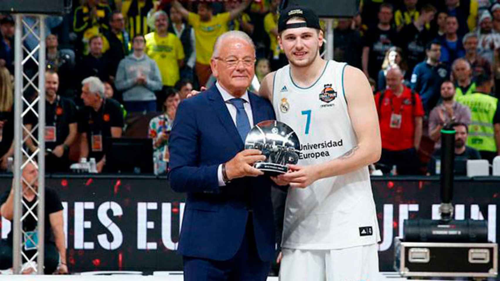 Luka Doncic recibiendo el MVP de la Final Four de la Euroliga