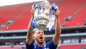 Hazard levantando el trofeo de la FA Cup. Foto: Twitter (@ChelseaFC).