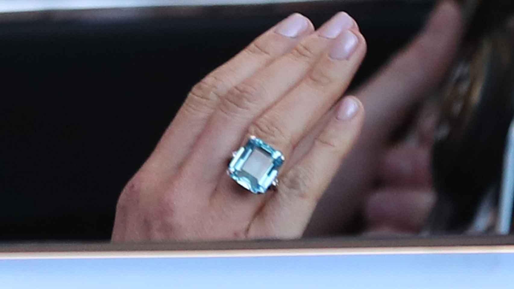 El anillo aguamarina talla esmeralda.