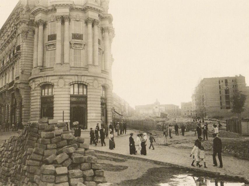 Construcción del adoquinado en la Gran Vía.