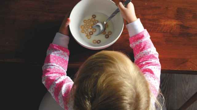 Las leches de crecimiento y desarrollo aportan nutrientes esenciales para los niños a partir de tres años.