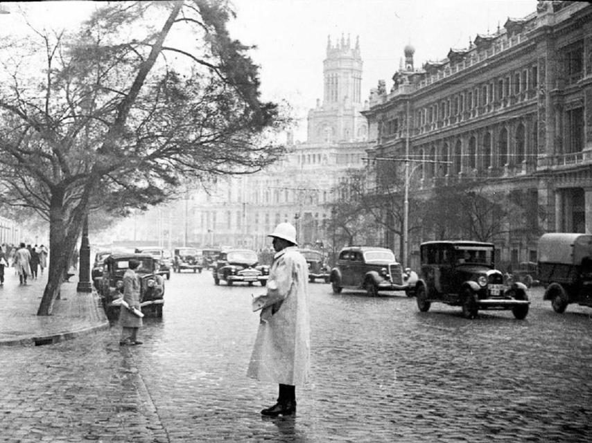 Calle Alcalá con la calle Barquillo, en los años cuarenta.