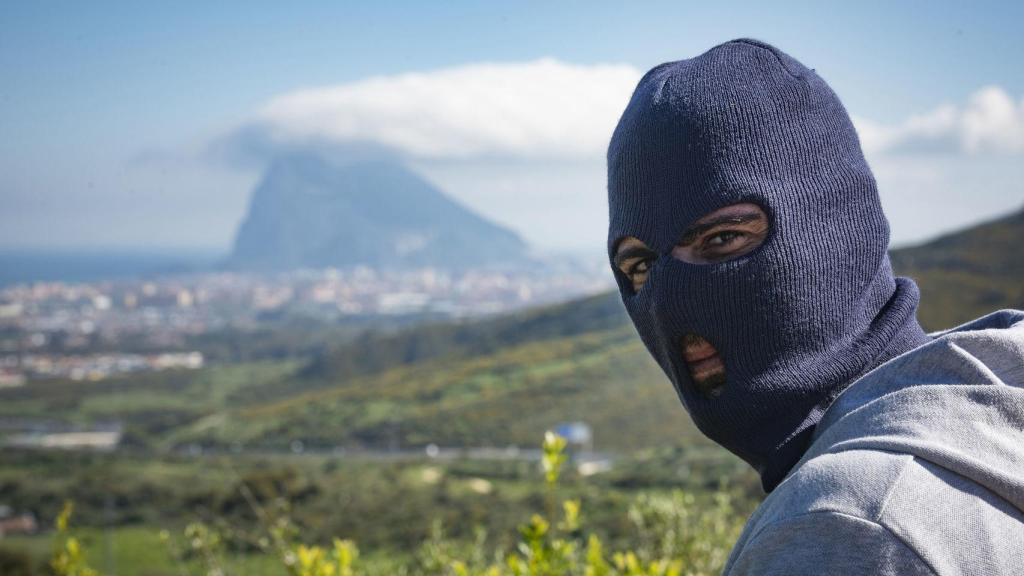 Un narcotraficante en las inmediaciones de una playa cerca a La Línea de la Concepción (Cádiz).