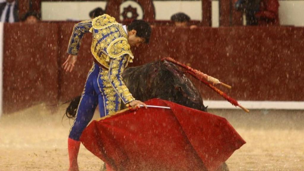 Derechazo de Toñete bajo el diluvio