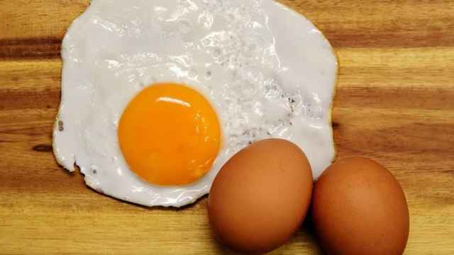 Un huevo cocido contiene alrededor de 200 miligramos de colesterol.