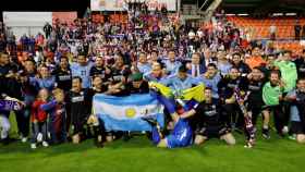 Los jugadores del Huesca celebran su gesta.