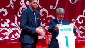 Felipe Reyes entrega una camiseta del Real Madrid a Ángel Garrido