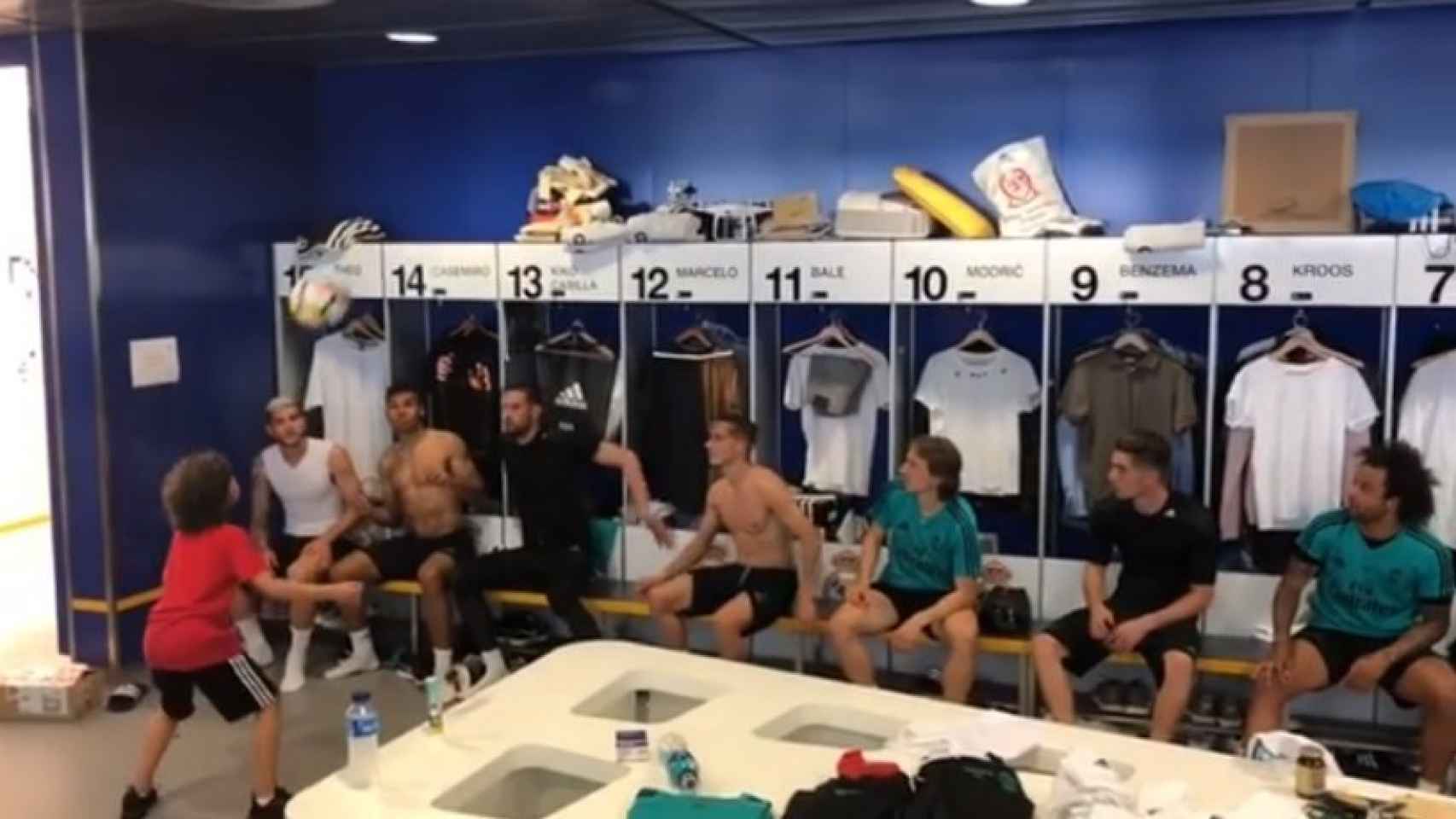 El reto de toques de Enzo, el hijo de Marcelo, con los jugadores del Madrid