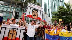 Opositores protestan contra Maduro