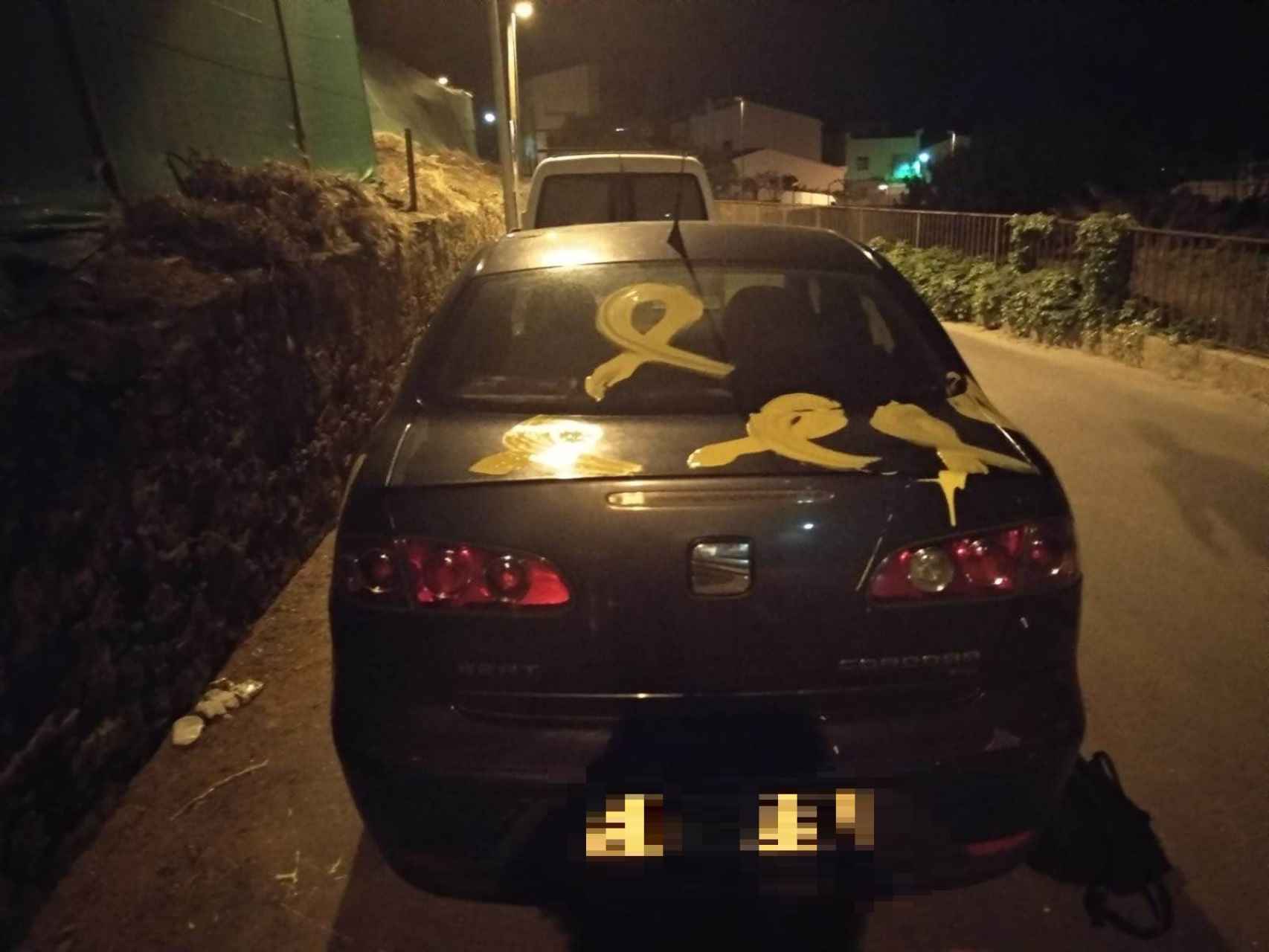 El coche pintado y vandalizado por los CDR