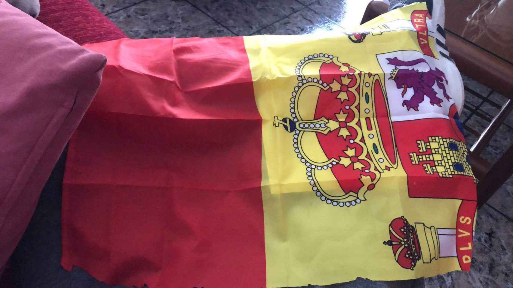 Una bandera rota de España es lo que recibieron algunos miembros de Segadors en sus casas
