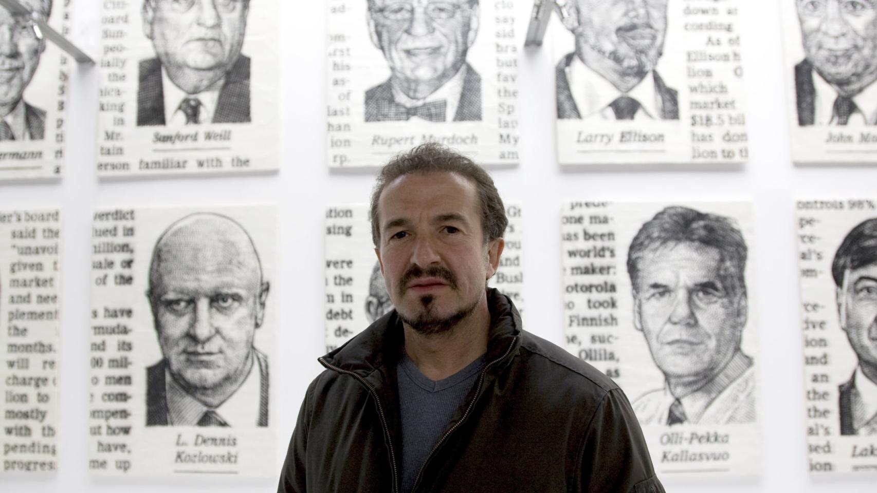 José María Cano posando en una exposición de 2009.