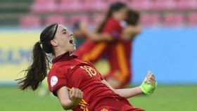 Eva Navarro celebra un gol con España.