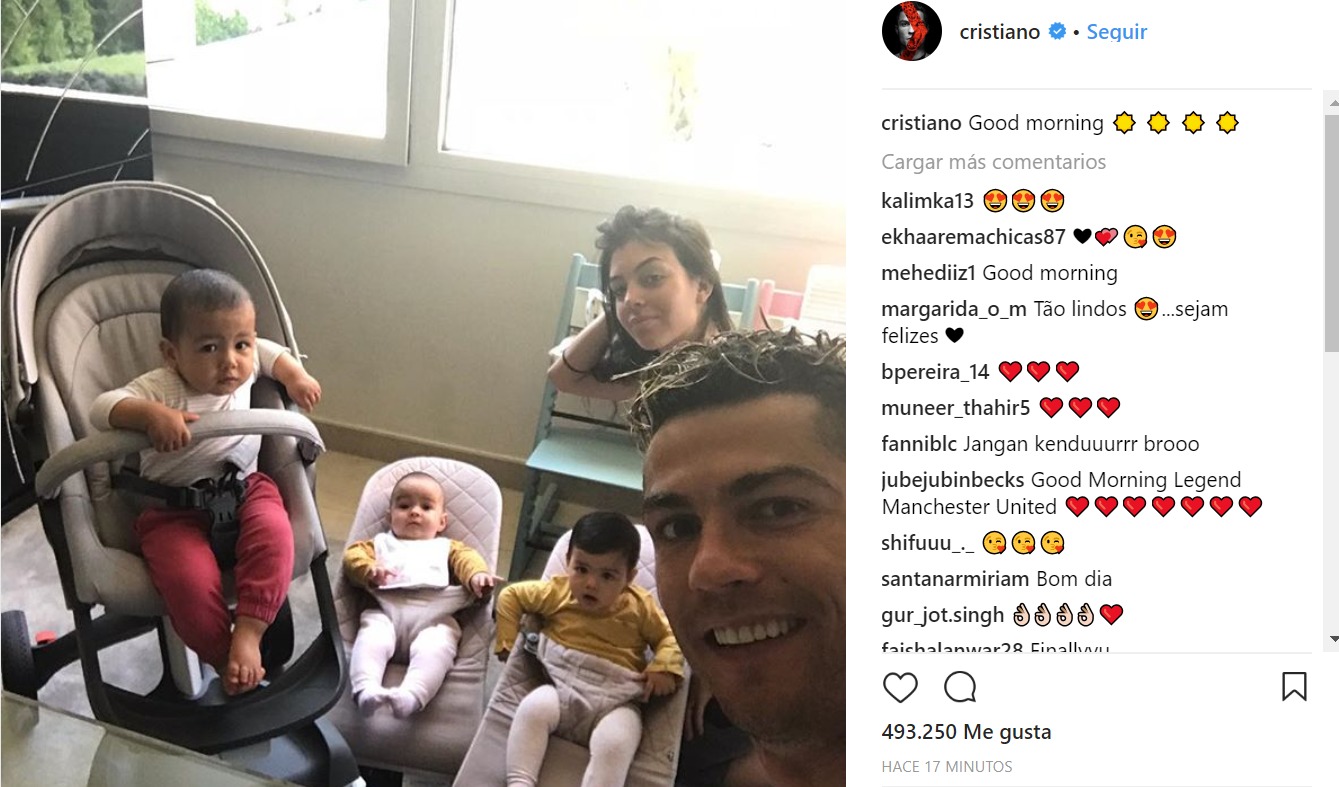 Cristiano posa junto a su familia