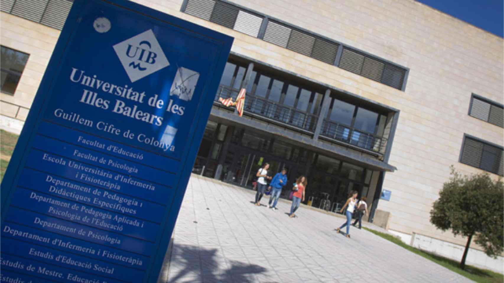 Entrada a uno de los edificios de la Universidad de Baleares