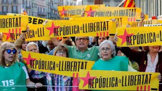 Cientos de ciudadanos durante la concentración convocada por la Assemblea Nacional Catalana (ANC), esta tarde frente al Centro Cultural el Born de Barcelona.