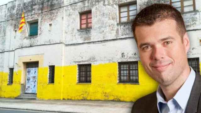 El alcalde de Riudoms, Josep Maria Cruset (PDeCAT), y el antiguo cuartel de la Guardia Civil pintado de amarillo.