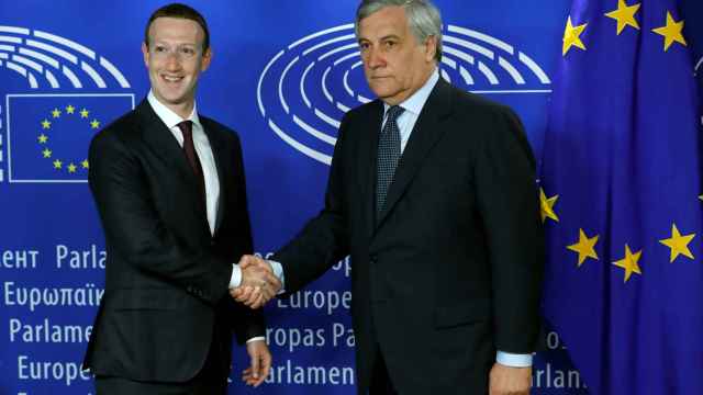 Zuckerberg saluda al presidente de la Eurocámara, Antonio Tajani
