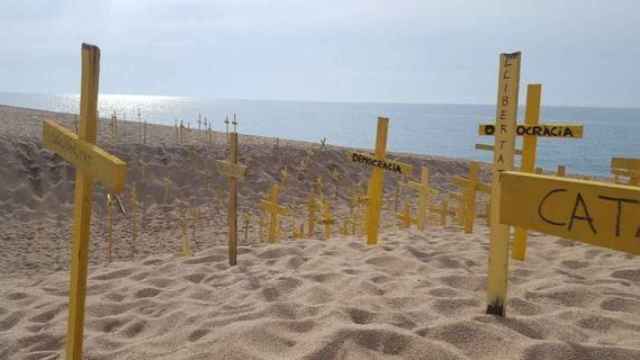 Cruces amarillas en la playa de Canet del Mar.