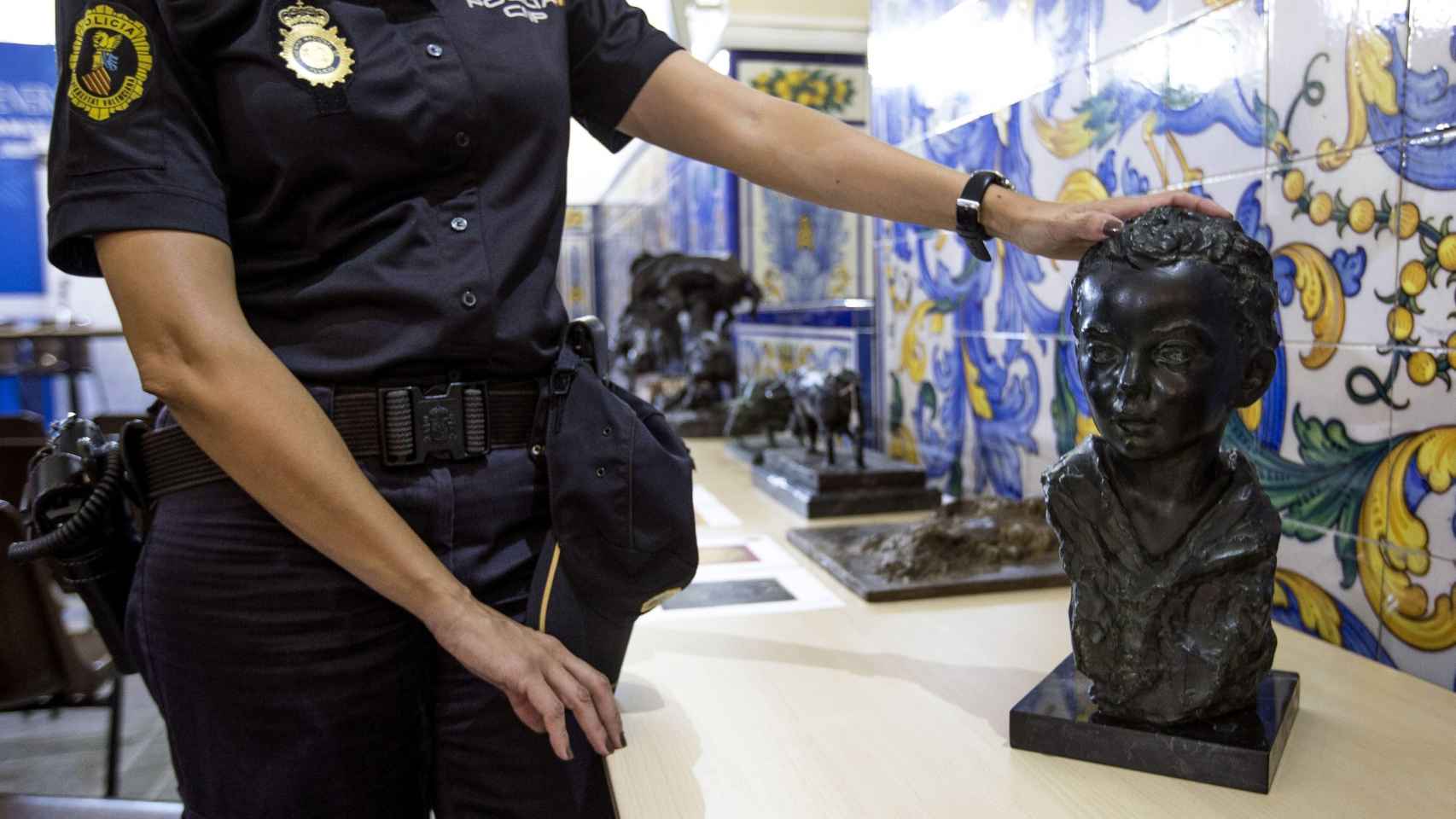 Policía junto a una escultura falsificada del escultor Mariano Benlliure.