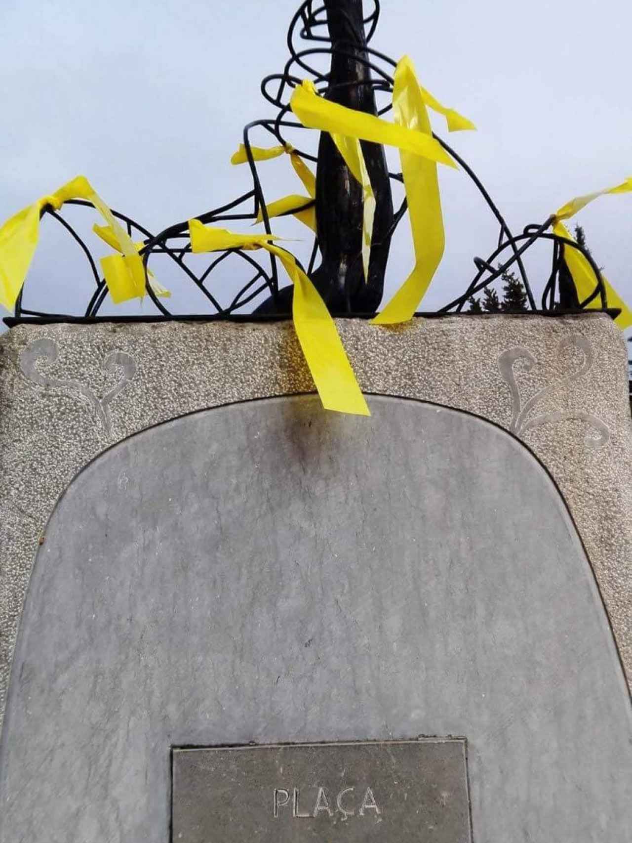 Lazos amarillos en una plaza de Castellbell i el Vilar