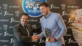 Doncic recibe el premio al mejor jugador joven. Foto: acb.com
