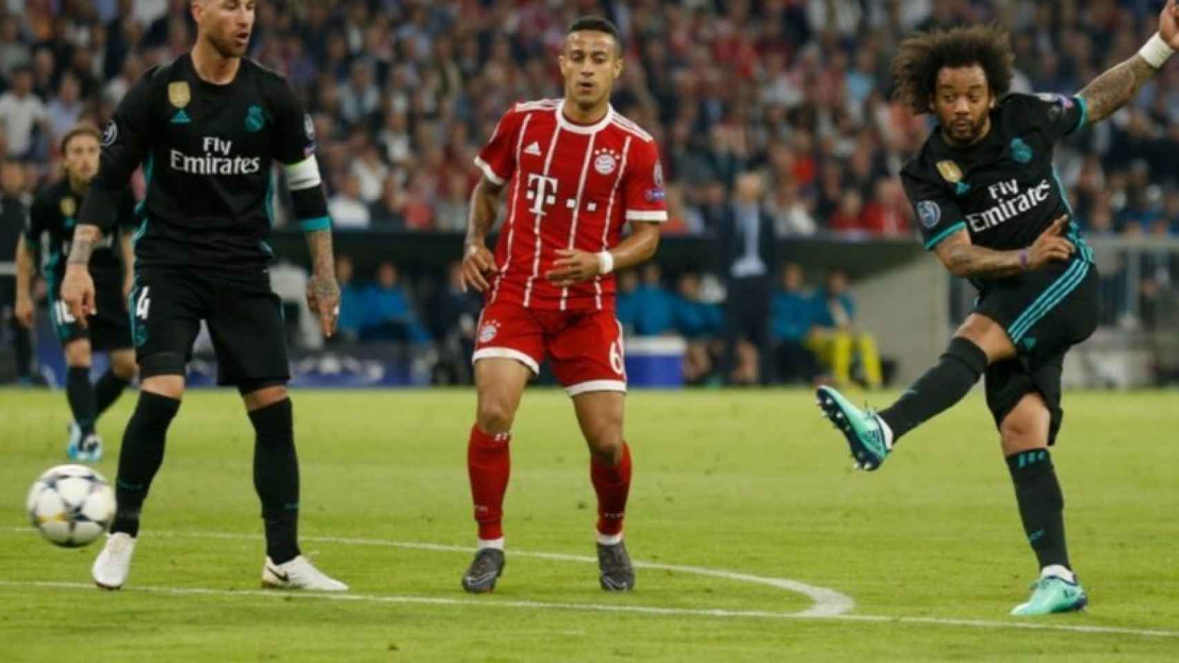 Remate de Marcelo a la portería del Bayern Múnich