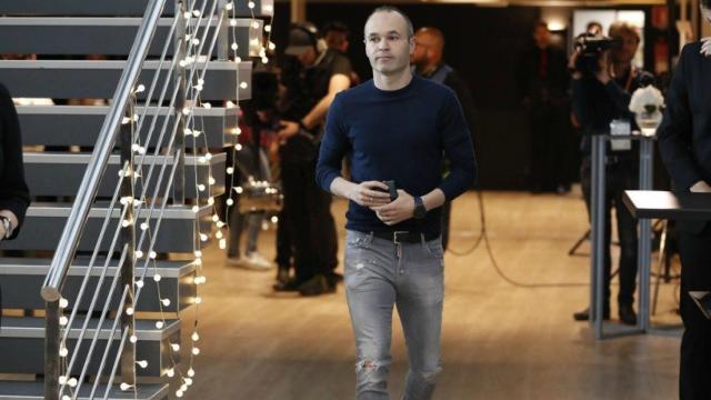 Iniesta llega al Camp Nou. Foto Twitter (@FCBarcelona_es)