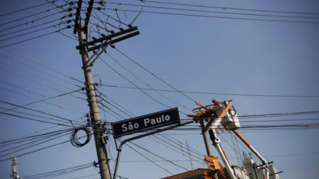 Un técnico de Eletropaulo arreglando un tendido eléctrico en una imagen de archivo.