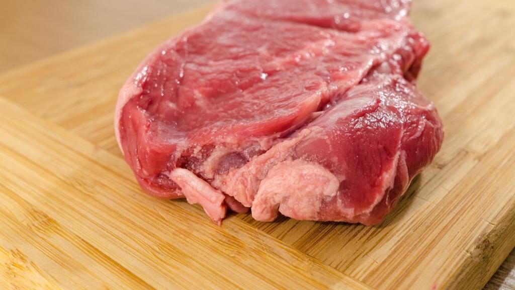 Aunque es difícil resistirse a un buen chuletón, el consumo de esta carne debe ser moderado.