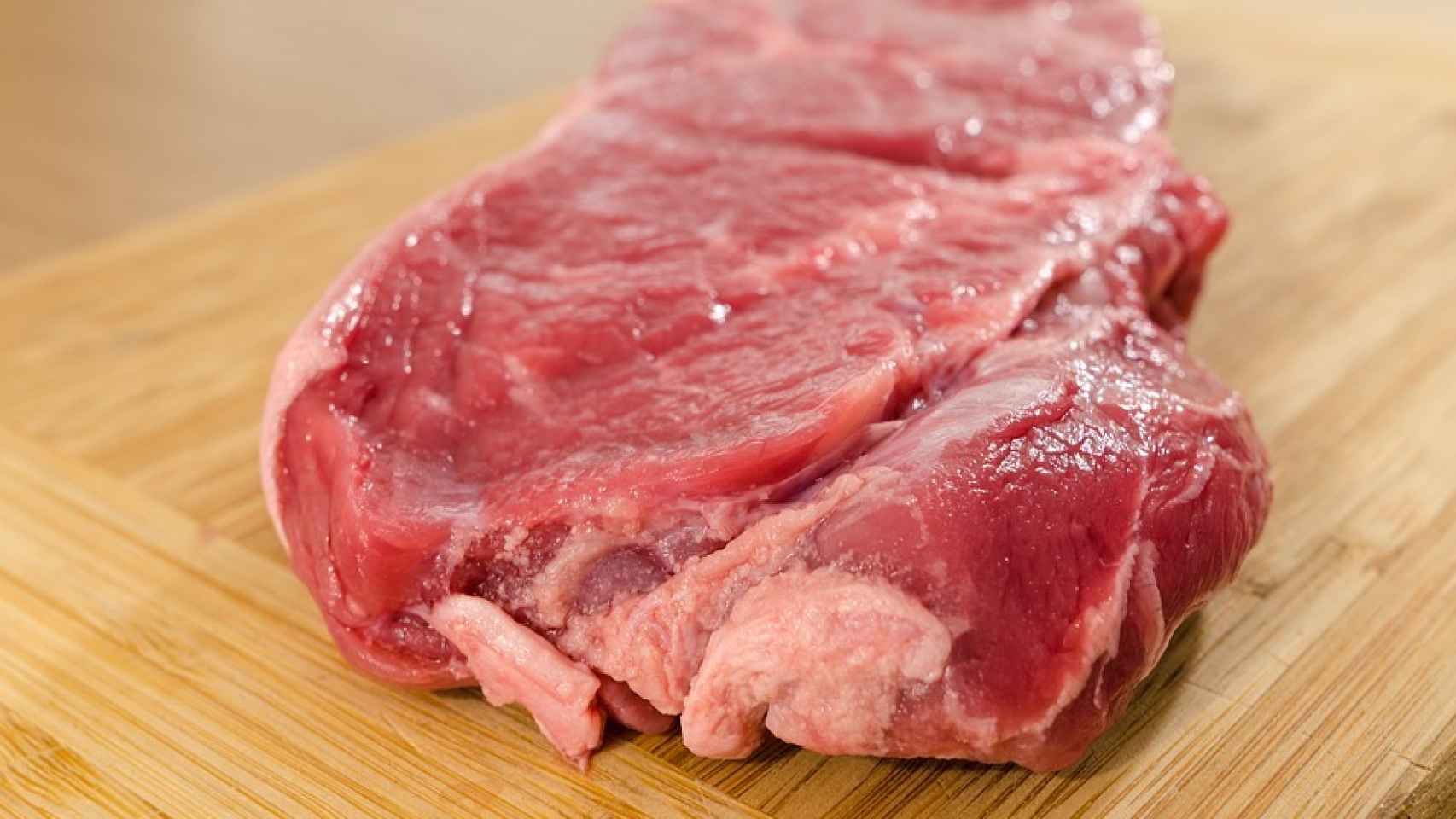 Aunque es difícil resistirse a un buen chuletón, el consumo de esta carne debe ser moderado.