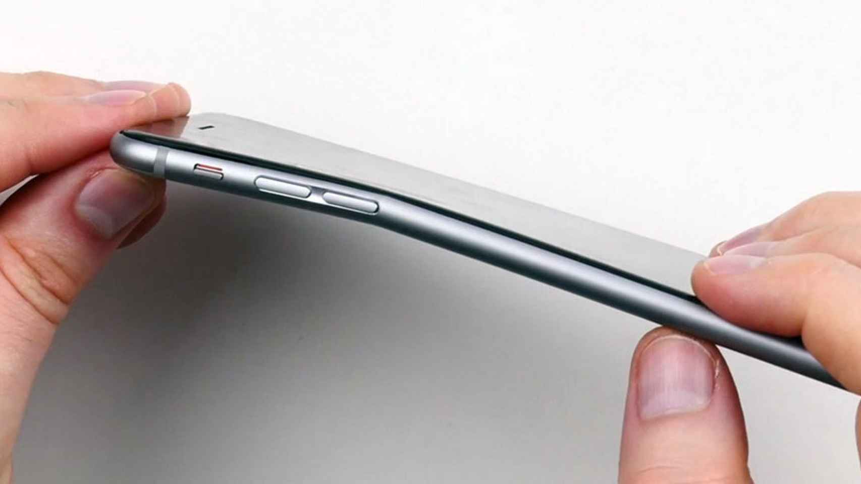 Apple sabía que el iPhone 6 se doblaba fácilmente, pero aún así culpó a los  usuarios