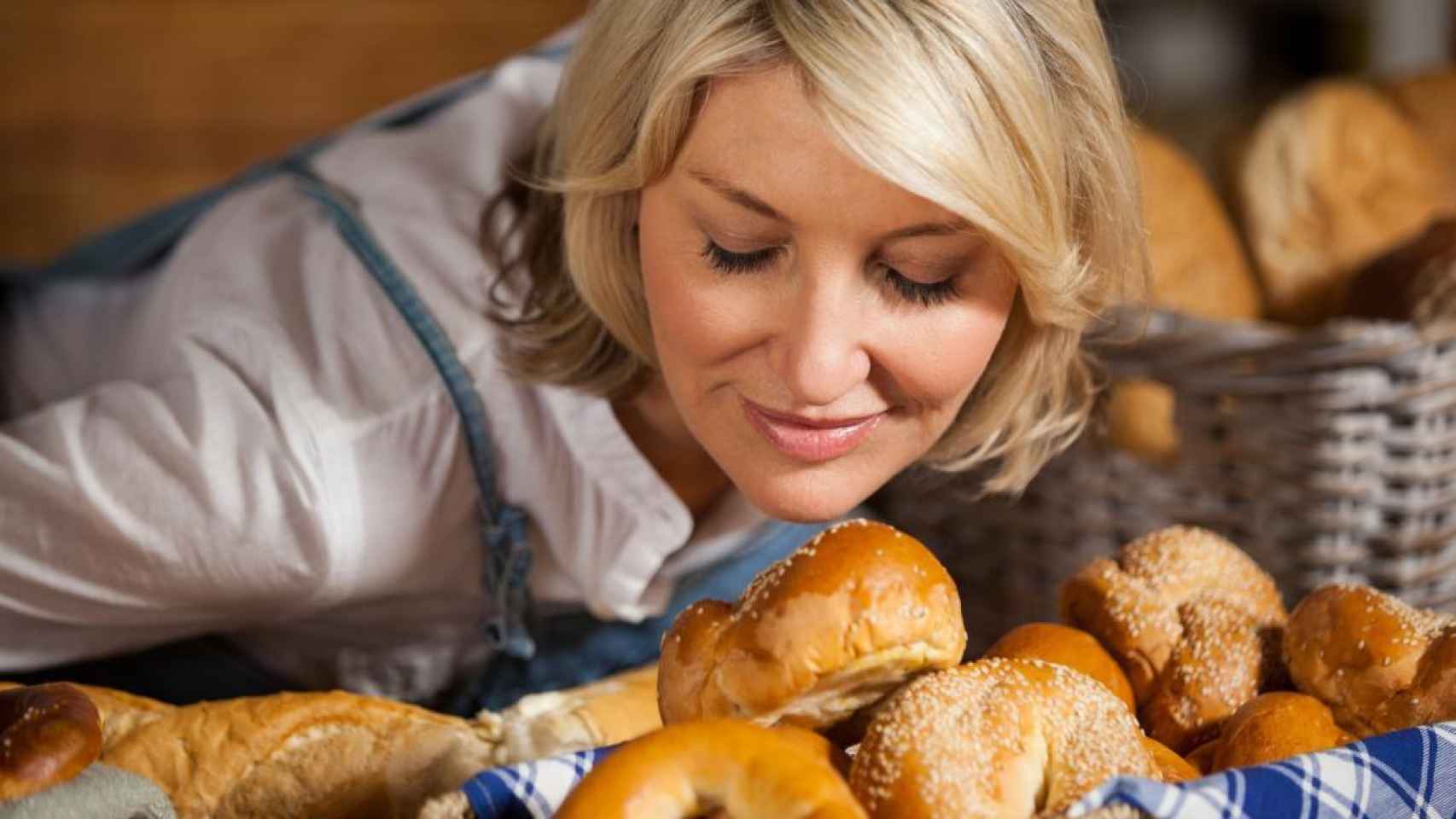 Una mujer salivando tras oler pan.