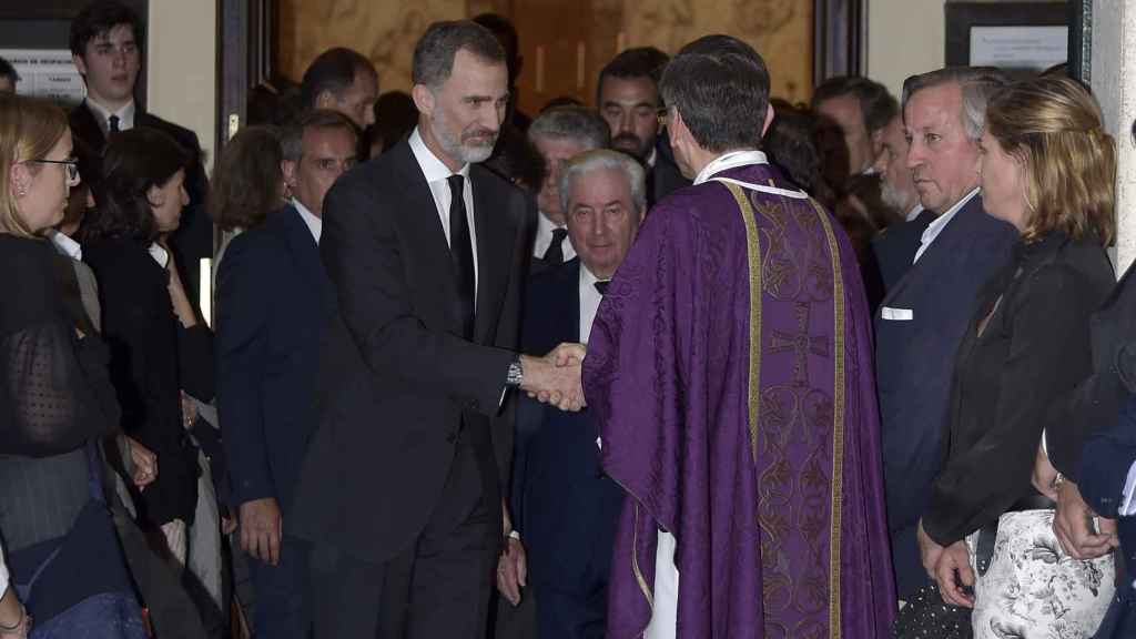 Felipe VI saluda al cura a la salida del funeral. Gtres.