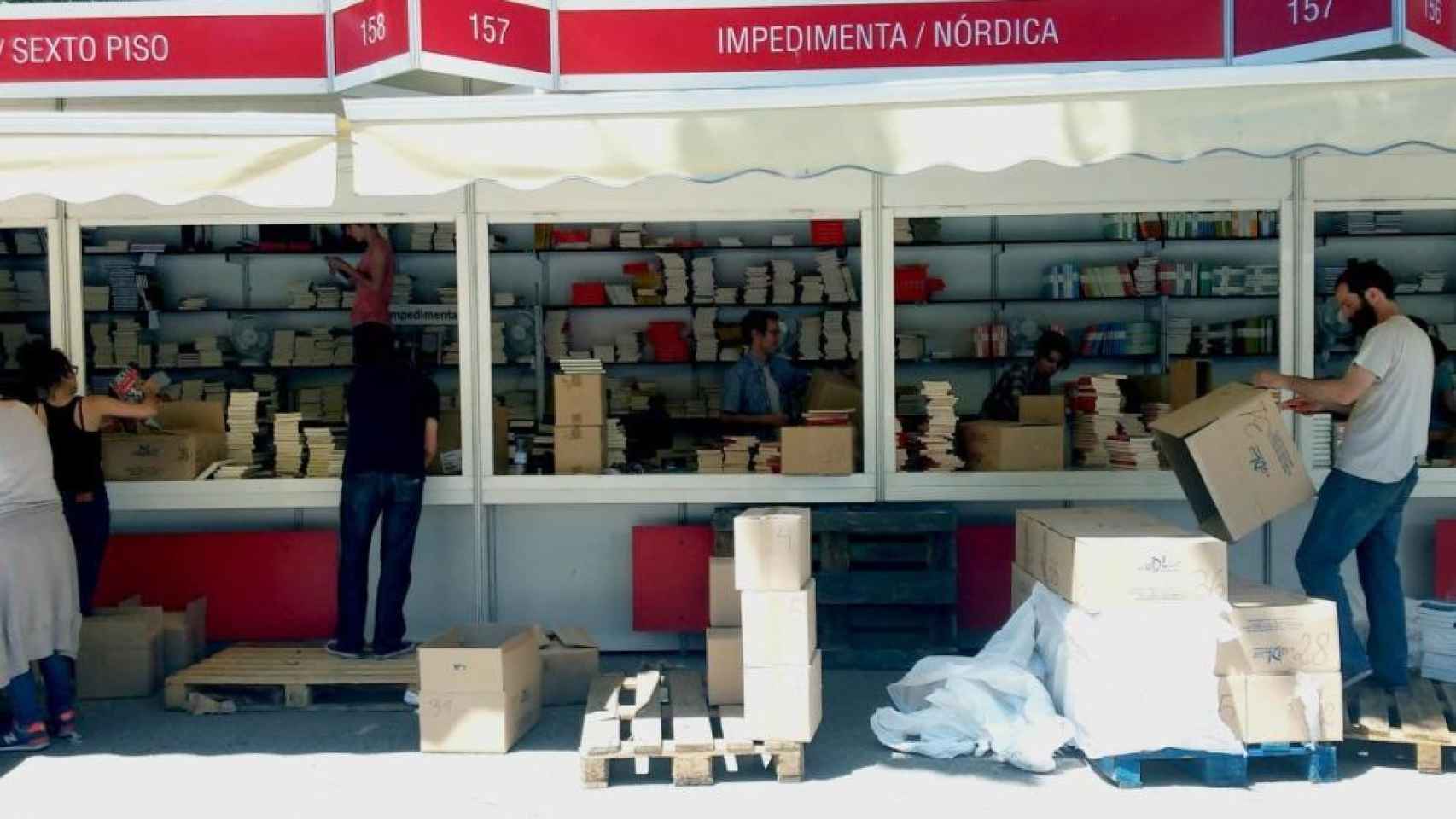 Los editores de Contexto preparando sus casetas en la Feria del Libro de Madrid.