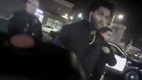 Publican un vídeo con el maltrato policial a Sterling Brown, jugador afroamericano de la NBA