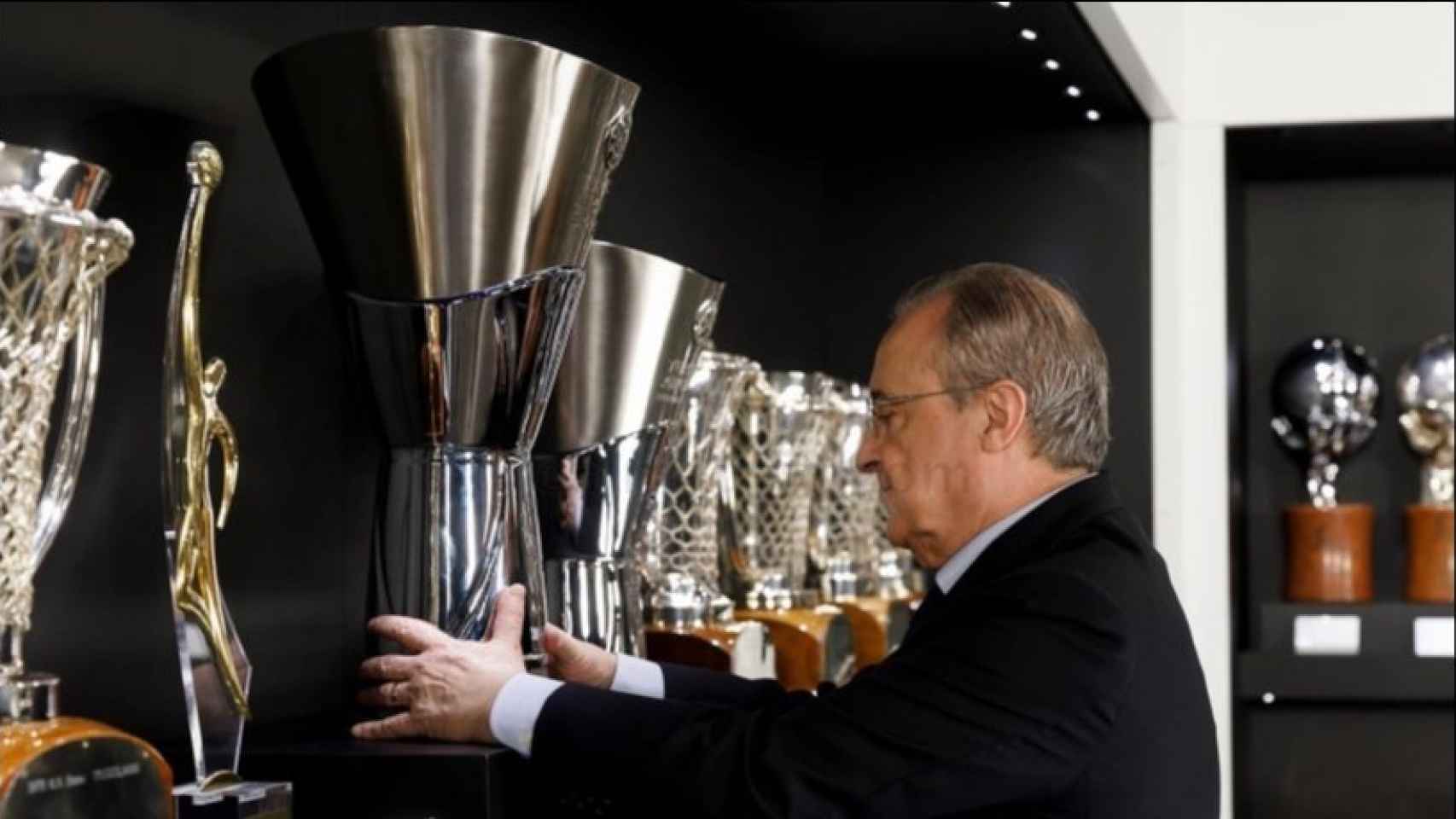 Florentino Pérez colocando La Décima en las vitrinas del Santiago Bernabéu