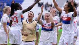 Las jugadoras del Olympique de Lyon celebran su pase a la final de la Champions League femenina. Foto: Twitter (@OL)
