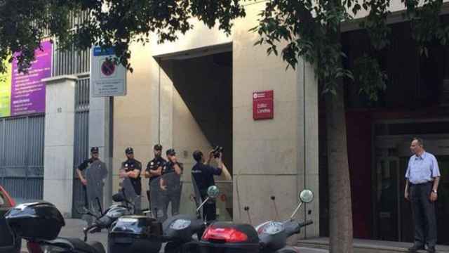 Varios agentes de la Policía Nacional a las puertas de un edificio de la Diputación de Barcelona durante la investigación.