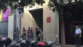 Varios agentes de la Policía Nacional a las puertas de un edificio de la Diputación de Barcelona durante la investigación.