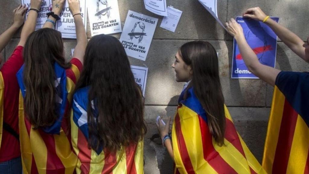 Unas adolescentes con esteladas al cuello en una foto de archivo