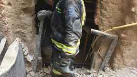 Uno de los bomberos de Madrid durante las tareas de rescate