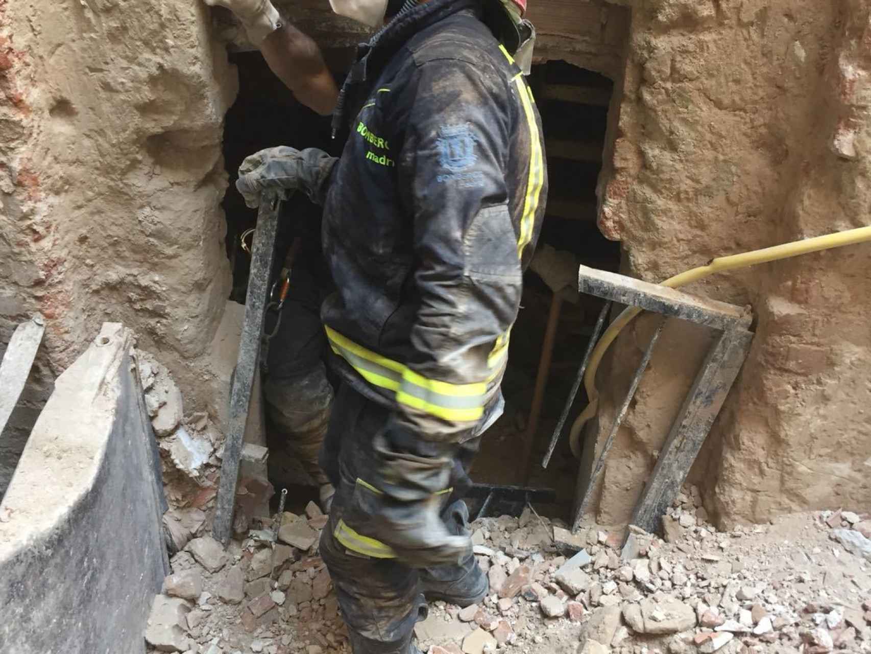 Uno de los bomberos de Madrid durante las tareas de rescate