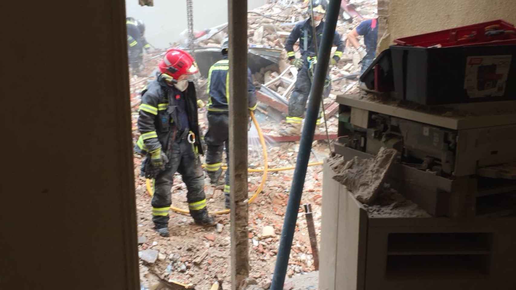 Así se juegan la vida los bomberos de Madrid buscando a los sepultados del edificio de Chamberí