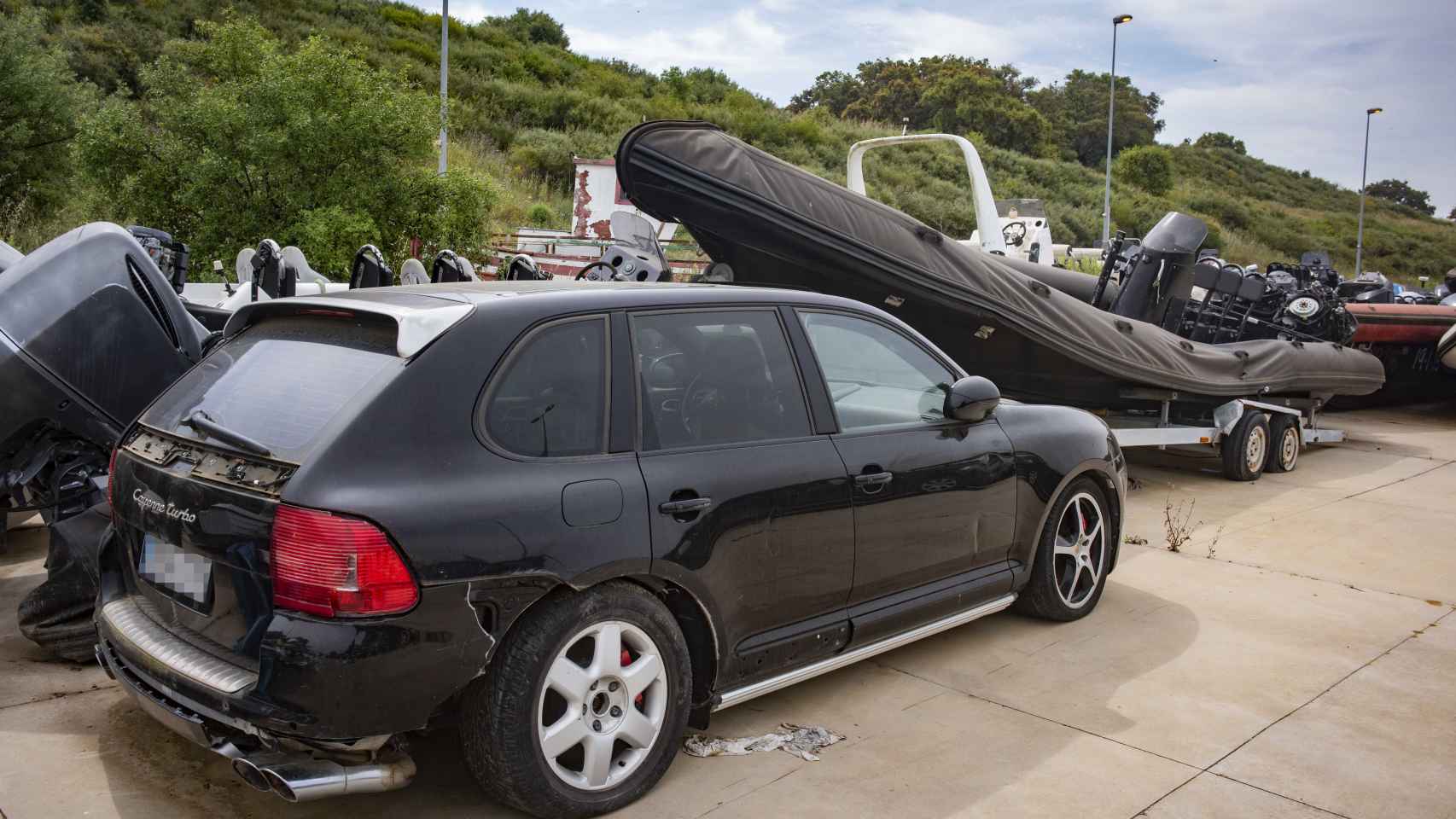 Los traficantes de hachís usan coches de gran potencia para los alijos en las playas del Campo de Gibraltar. En ocasiones, también los utilizan para embestir a las patrullas de la Guardia Civil o de la Policía Nacional.
